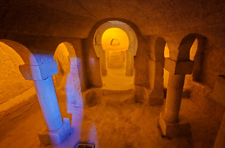 Tokalı Kilise’nin alt katında yer alan kaya oyma sütunlu şapel, kemerli geçişler ve aydınlatmalarla vurgulanmış.